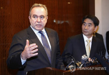 동아무지개1차관리사무소앞 | 한국 방문한 캠벨 미 국무부 동아태차관보