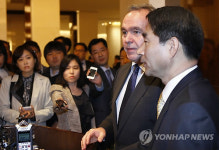 동아무지개1차관리사무소앞 | 한국 방문한 캠벨 미 국무부 동아태차관보