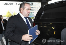 동아무지개1차관리사무소앞 | 한국 방문한 캠벨 미 국무부 동아태차관보