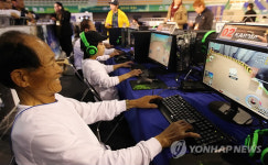 할아버지와 손자, 함께 컴퓨터게임을 즐기다