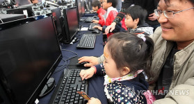 아버지와 딸, 함께 컴퓨터게임을 즐기다