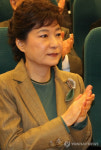 박수치는 박근혜 전 대표