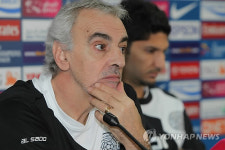 긴장한 알 사드 감독