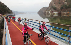 북한강 자전거도로 달리는 동호회원