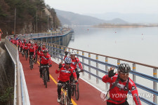 북한강 자전거도로 달리는 동호회원