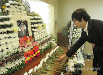 김추련씨 빈소 찾은 배우 이창주