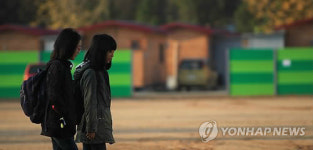 등교하는 연평초교 어린이들