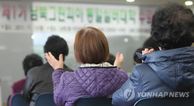 박수치는 새터민 실버대학 졸업생들