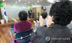 박수치는 새터민 실버대학 졸업생들