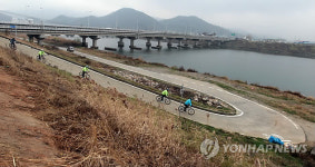 <카메라뉴스> 새재자전거길 점검하는 맹형규 장관