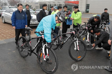 타이어 점검하는 맹형규 장관