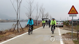 새재자전거길 점검하는 맹형규 장관