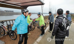 새재자전거길 점검하는 맹형규 장관