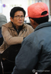 경기여흥인력 | 수원인력시장 찾은 김문수 경기지사 "힘내세요"