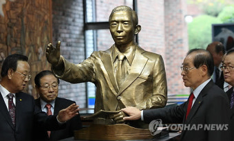 전국 곳곳에 박정희 前대통령 동상 건립