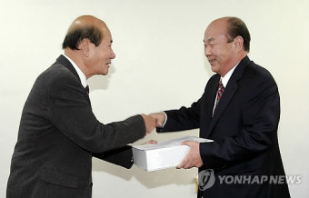 시·군 통합 건의서 받는 삼척시장