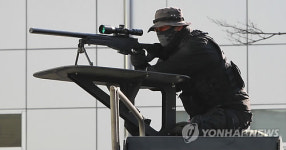 경계자세 취하는 경찰특공대원들