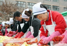 팬카페 회원들과 김치 담그는 박근혜
