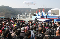 낙동강 합천창녕보 개방‥구경 인파 몰려