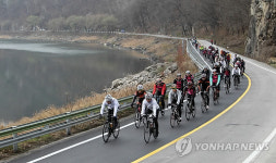 새재 자전거길 달리는 자전거 동호인들