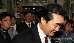 주총 마친 유경선 유진그룹 회장
