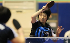 스매싱하는 송마음