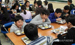 부산 내년 초등학교 1~3학년 무상급식