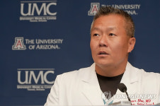 <인터뷰>美피격 女의원 수술집도의 한국계 피터 리