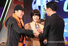 특별공로상 시상하는 신영록