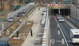 마무리공사만 2달째 수원 창룡문 지하차도