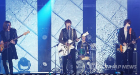 축하공연하는 씨앤블루