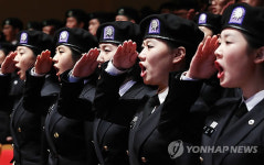 충!성!