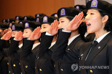충!성!