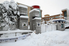 폭설로 휴업한 초등학교