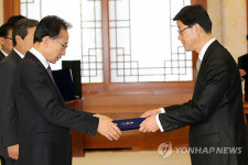 李대통령, 노연홍 고용복지수석 임명장 수여