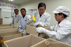식품 패키지 포장하는 김총리