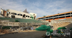 주민반발로 철거작업 연기된 옛 성남시청사