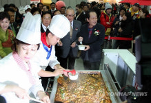 떡볶이 드셔보세요