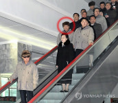 `김정일 금고지기 전일춘 5개월만에 등장