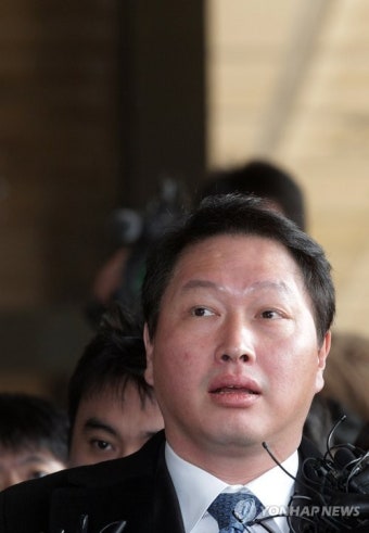 질문에 답하는 최태원 회장