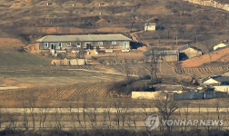 <김정일 사망> 막사 주변의 북한 군인들