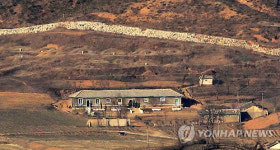 <김정일 사망> 막사 주변의 북한 군인들