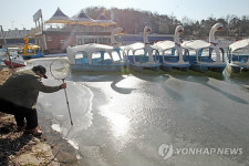 꽁꽁 얼어붙은 춘천 도심 공지천