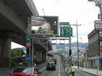 부산 동서고가도로에 설치된 동영상 전광판