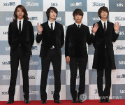 블랙의상 입은 씨앤블루