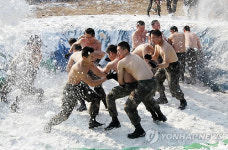연말 혹한속 체력단련하는 최전방 장병