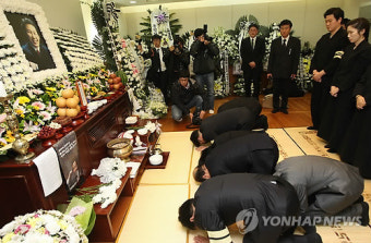 큰절 올리는 장례위원들