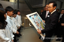 그림 선물받은 이 대통령