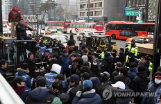 도심 한복판 점거한 노점상과 용역직원