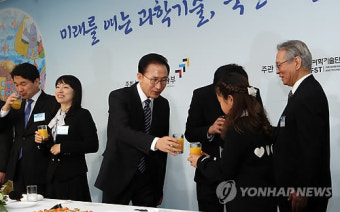 李대통령, 미래의 과학자와 건배